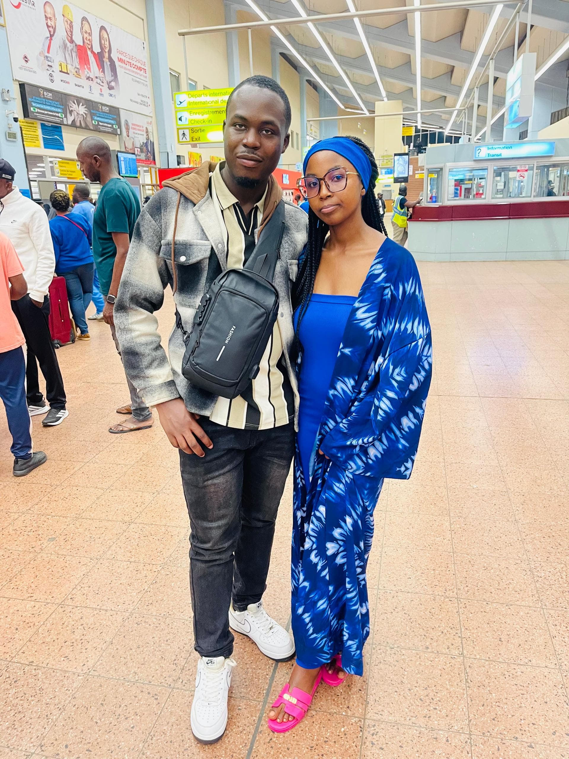 Hanniel et Jessica en pied, Jessica en robe bleue