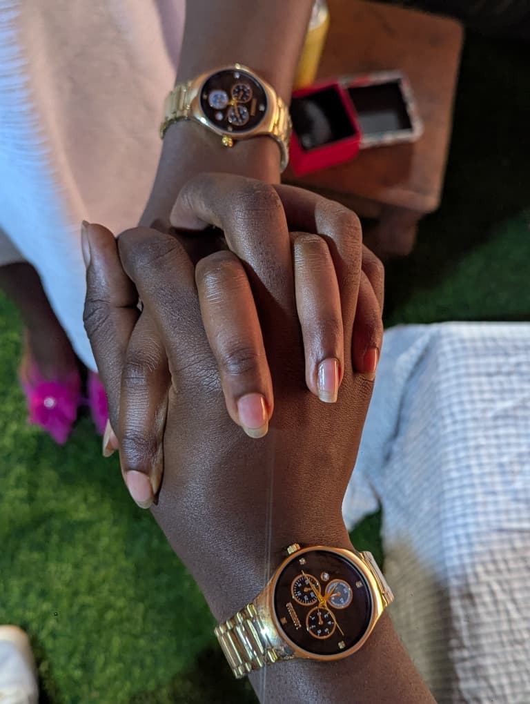 Les mains de Hanniel et Jessica et leurs montres dorées assorties