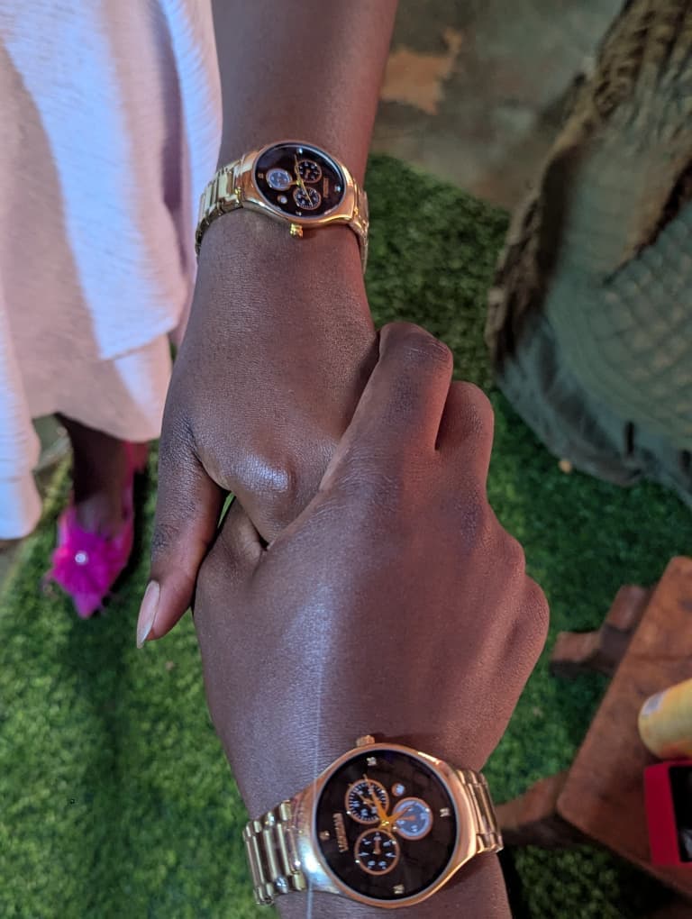 Mains jointes et montres dorées